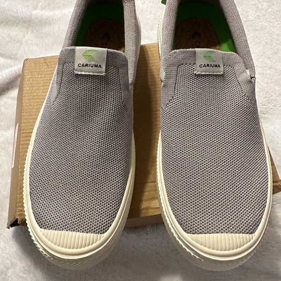 NWT slip on Carimu sneakers - Picture 4 of 6